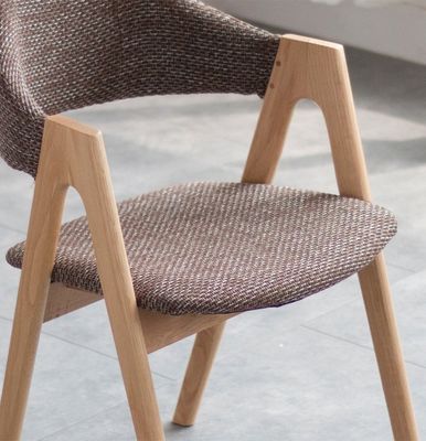 Postverpakking Nordic Style Stofkunstenaar Home Leisure Solid Wood Eetstoel met rubberen houten frame