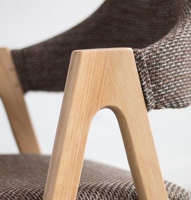 Postverpakking Nordic Style Stofkunstenaar Home Leisure Solid Wood Eetstoel met rubberen houten frame