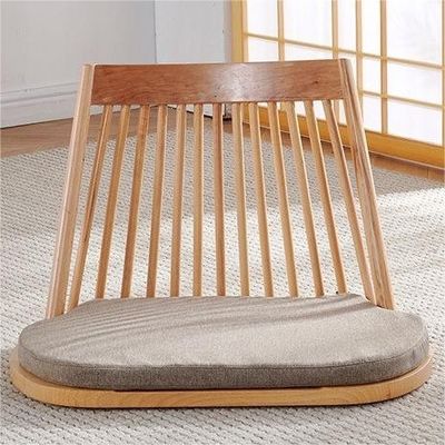 Eetstoel van massief hout met natuurlijke stoelen op de vloer en modern Tatami-backdesign