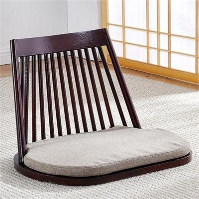 Eetstoel van massief hout met natuurlijke stoelen op de vloer en modern Tatami-backdesign