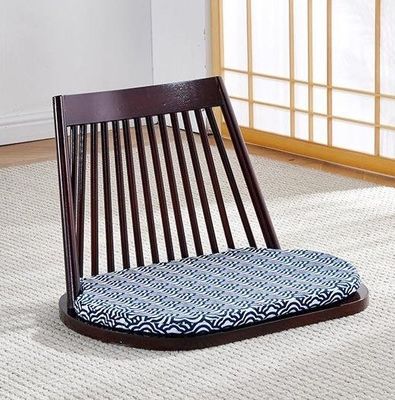 Eetstoel van massief hout met natuurlijke stoelen op de vloer en modern Tatami-backdesign