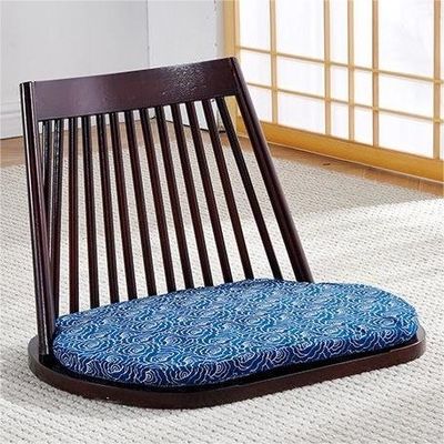 Eetstoel van massief hout met natuurlijke stoelen op de vloer en modern Tatami-backdesign