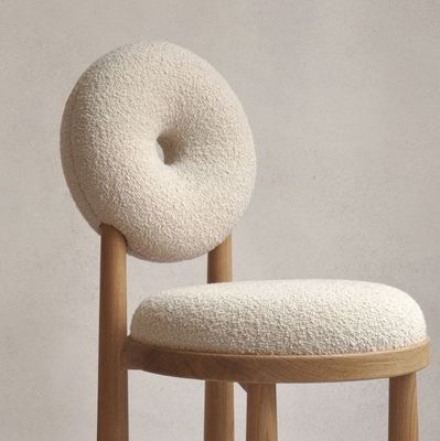 Moderne stoel van massief hout voor het eten