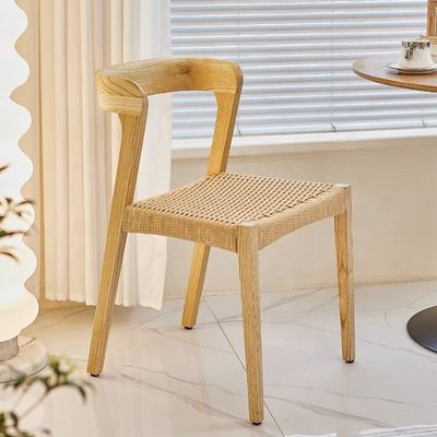 Moderne restaurantstoel van massief hout met touwstoel en aangepast logo aanvaard