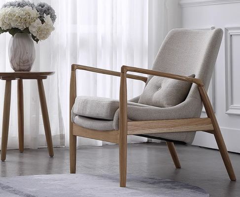 Woonkamermeubilair Stevige houten stoelen Sofa met gepoleerde armleuningen en kussens