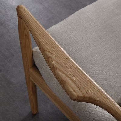 Woonkamermeubilair Stevige houten stoelen Sofa met gepoleerde armleuningen en kussens