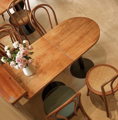 Moderne eenvoudige eettafel voor kantoorgebouwen