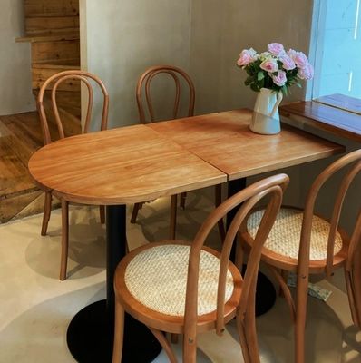 Moderne eenvoudige eettafel voor kantoorgebouwen