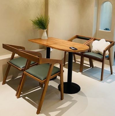 Moderne eenvoudige eettafel voor kantoorgebouwen