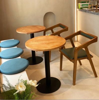Moderne eenvoudige eettafel voor kantoorgebouwen
