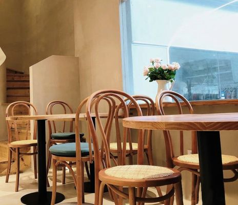 Moderne eenvoudige eettafel voor kantoorgebouwen