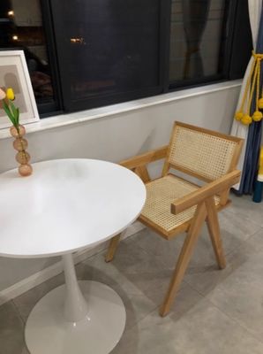 Zwart/noot hout kleur massief hout met rotan stoel voor moderne stijl eetkamermeubilair