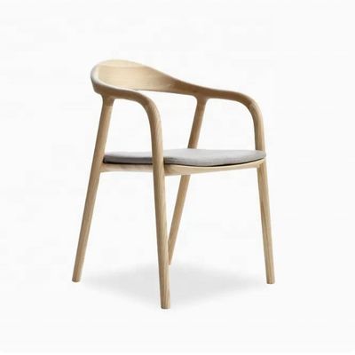 Franse moderne massief houten armleuning Houten eetstoel in postverpakking voor luxe woonkamermeubilair