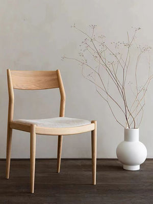 Comfortabele Kussen Massivhouten Eetstoel in de natuur Populaire kleuren voor hedendaags restaurant