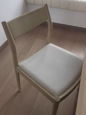 Comfortabele Kussen Massivhouten Eetstoel in de natuur Populaire kleuren voor hedendaags restaurant