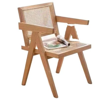 Moderne rattan eetstoel met massief houten frame in natuurlijke/noot