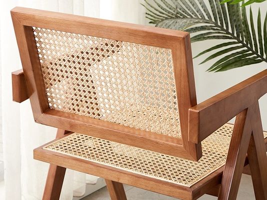 Moderne rattan eetstoel met massief houten frame in natuurlijke/noot