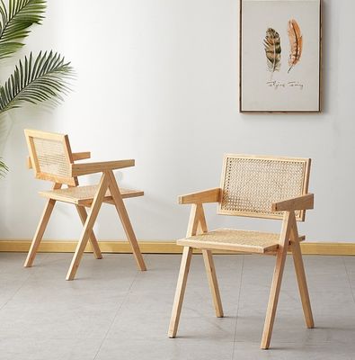 Moderne rattan eetstoel met massief houten frame in natuurlijke/noot