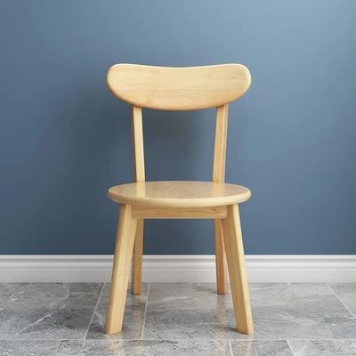 Op maat gemaakte stoelen en tafels van massief hout