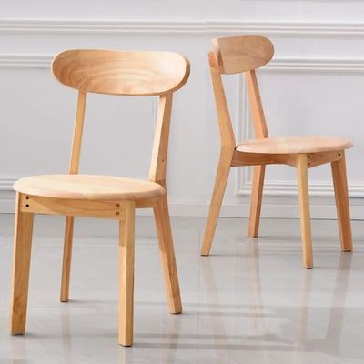 Op maat gemaakte stoelen en tafels van massief hout