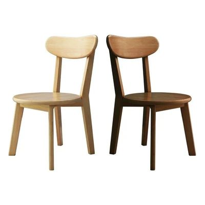 Op maat gemaakte stoelen en tafels van massief hout