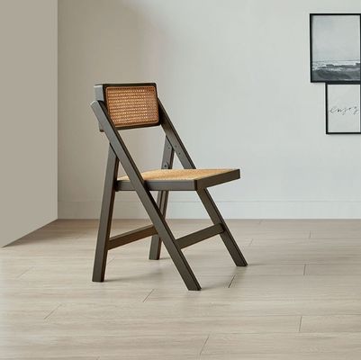 Moderne bruine houten bruidsstoel vouwbare rattan stoel voor kantoor dineren en bruiloften in natuurlijke stijl
