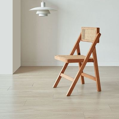 Moderne bruine houten bruidsstoel vouwbare rattan stoel voor kantoor dineren en bruiloften in natuurlijke stijl