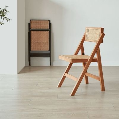 Moderne bruine houten bruidsstoel vouwbare rattan stoel voor kantoor dineren en bruiloften in natuurlijke stijl