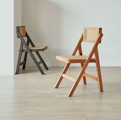 Moderne bruine houten bruidsstoel vouwbare rattan stoel voor kantoor dineren en bruiloften in natuurlijke stijl