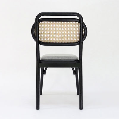 Moderne eetstoel van massief hout in natuurlijke kleur voor restaurantmeubilair