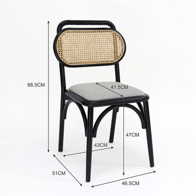 Moderne eetstoel van massief hout in natuurlijke kleur voor restaurantmeubilair