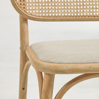 Eetkamermeubilair Wit linnen stoel met pad en gebogen rugleuning Walnootkleur Hout in aangepaste kleur