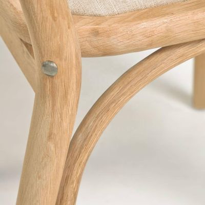 Eetkamermeubilair Wit linnen stoel met pad en gebogen rugleuning Walnootkleur Hout in aangepaste kleur