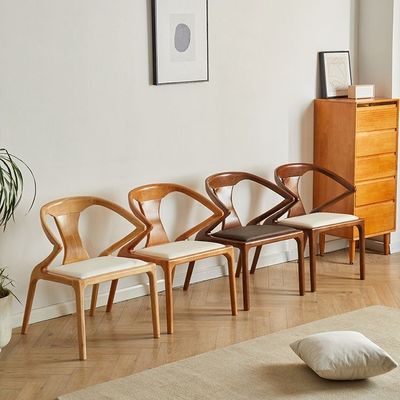 2023 Houten restaurantstoel Zwart/Natuurlijk/Walnoot/Op maat gemaakte houten eetstoelen voor het dineren in hotels