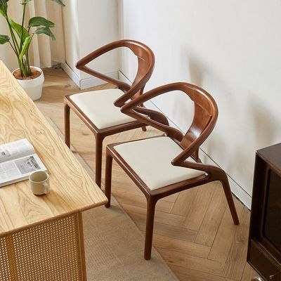 2023 Houten restaurantstoel Zwart/Natuurlijk/Walnoot/Op maat gemaakte houten eetstoelen voor het dineren in hotels