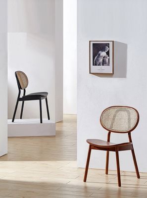 Ervaar de perfecte mix van klassiek en modern met een met stof bedekte houten eetstoel in Italiaanse stijl