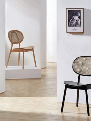 Ervaar de perfecte mix van klassiek en modern met een met stof bedekte houten eetstoel in Italiaanse stijl