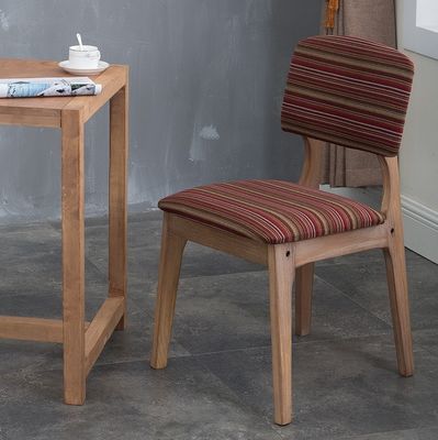 Moderne eetkamermeubilair Massieve houten stoelen met nitrolacquer afwerking Voor restaurantmeubilair