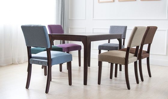 Kleurrijke stoel van gepoleerde massief hout, geschikt voor hotel/eetkamer/restaurant