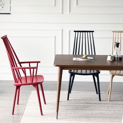 Moderne restaurantstoel van massief hout voor het eten in natuurlijke rattan in luxe hotels en restaurants