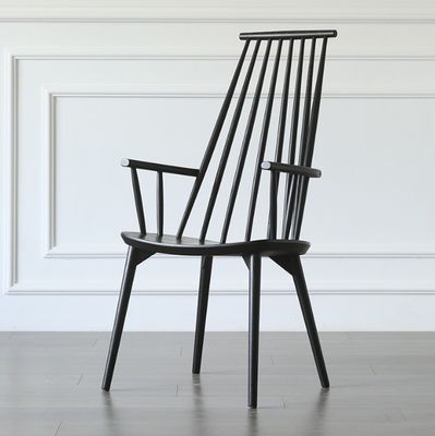 Moderne restaurantstoel van massief hout voor het eten in natuurlijke rattan in luxe hotels en restaurants