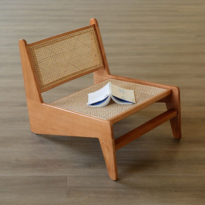Houten stoel met rubberen frame in Nordic-stijl