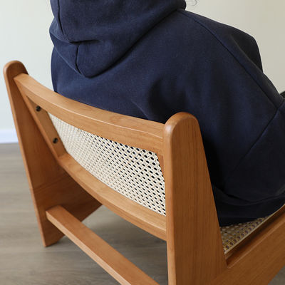 Houten stoel met rubberen frame in Nordic-stijl