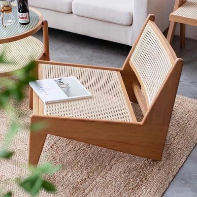 Houten stoel met rubberen frame in Nordic-stijl