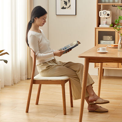 NO Opvouwbare Nordic Solid Wood Eating Chair voor een moderne restaurantbeleving