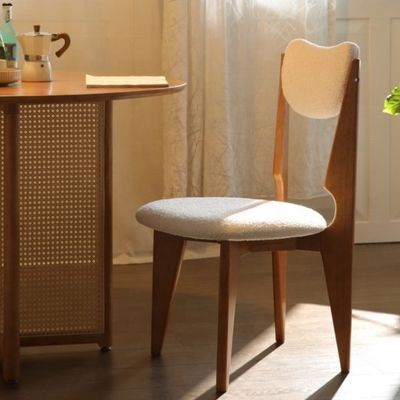 Slaapkamer in de stijl van Morden Houten eetstoel met aangepaste kleur en zwarte benen in wit fluweel