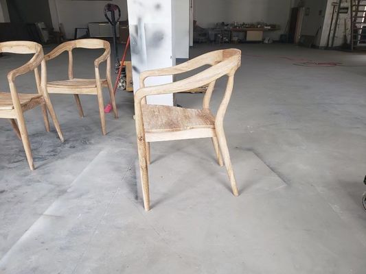 Eetstoel met stevige houten armleuning in klassieke banketstijl voor hotelbruiloft