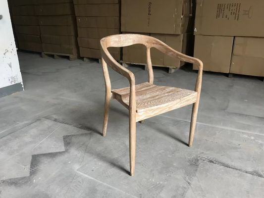 Eetstoel met stevige houten armleuning in klassieke banketstijl voor hotelbruiloft