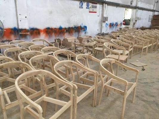 Eetstoel met stevige houten armleuning in klassieke banketstijl voor hotelbruiloft