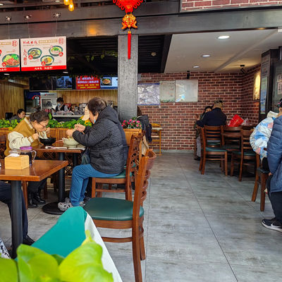 Postverpakking N Houten restaurantladder Achtersteel voor het eten Massief houten stoel op maat